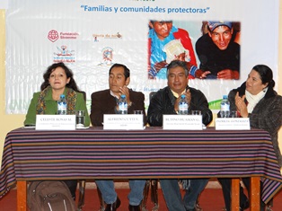 Autoridades de Angaraes reunidas en un importante evento provincial recordaron su infancia al bailar el trompo.