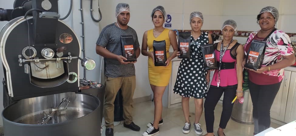 Compartiendo conocimientos y experiencias en el intercambio técnico en producción de café con especialistas cubanos en la selva central